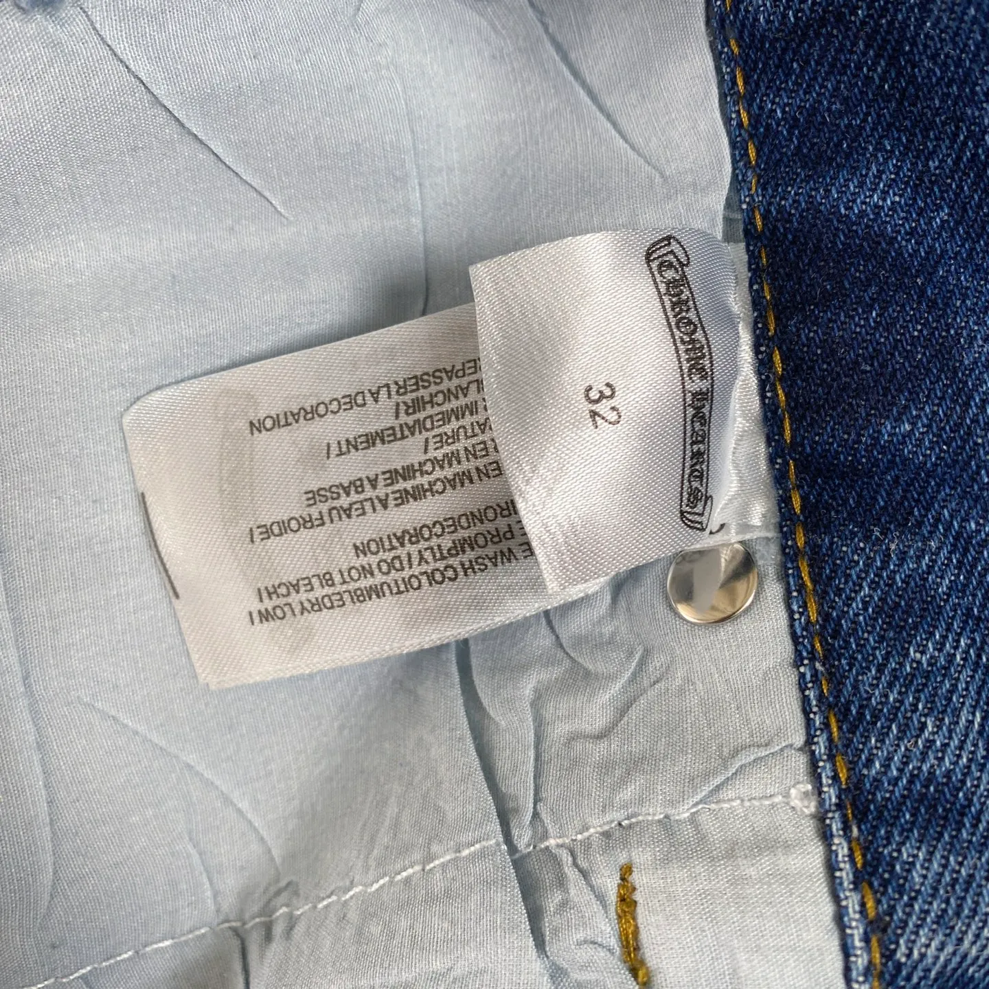 P270 CH Chromehearts Malaysia-limited leopard print cross patchwork leather workwear jeans and logging pants. The counter price is 34W level. The patchwork cross pattern is embellished and the jeans are washed! ! An absolutely high-end luxury product, a 1.9W-level god-level single product, a super popular product, made by top heavy industry, a magic weapon that cannot be missed! [About Zangyin] This is an extremely luxurious fashion brand that can also be called the aristocracy of the high street. It has always been an exclusive brand for some hipsters or rich second generations. Compared with ordinary high streets, it is more luxurious and noble. Compared with luxury brands, it is more fashionable and individual. It has always been a brand that I have a special liking for. [Top heavy industry fashion design] Consistently high-street luxury style. Speaking of this style, the Zangyin family and GU family are definitely the leading representative brands. Especially the Zangyin family has really achieved a state-of-the-art effect in creating high-street style. The unique washed material is used to create this style. The color system is already quite eye-catching. After it is decorated with patchwork cross flowers, it cleverly highlights the charm of the brand. Secondly, this style uses classic The high-waist cutting design highlights the long legs and fashionable temperament of the upper body. The brand is highly recognizable and the slim fit configuration is more suitable for daily wear. It is a product that interprets personality, fashion, and specifications at a glance. This single product is enough to make any fan excited. It can be a white T-shirt for a youthful college style, or a tight suspender for a royal style. It has strong matching ability and can be easily controlled by men.  [Materials and craftsmanship] Needless to say, this point goes without saying. As an excellent craftsman brand, Zangyin’s requirements for details and craftsmanship are really perfect. The washed color of this model has gone through so many processes, not to mention the embellishment of denim appliques. It is also purely hand-made and sewn. Just like what they believe in, only hand-made things have soul and have the meaning of wear. A top-notch heavy-duty fashionable denim item, I look forward to your perfect interpretation! !  Color: blue Size: 28-36
